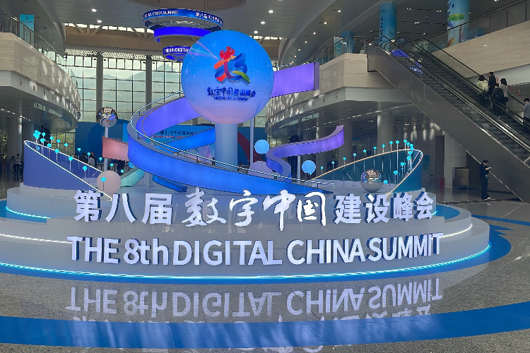 推動實數(shù)深度融合，培育數(shù)字化轉(zhuǎn)型服務(wù)商 國家數(shù)據(jù)局劉烈宏談人工智能基礎(chǔ)軟件開發(fā)